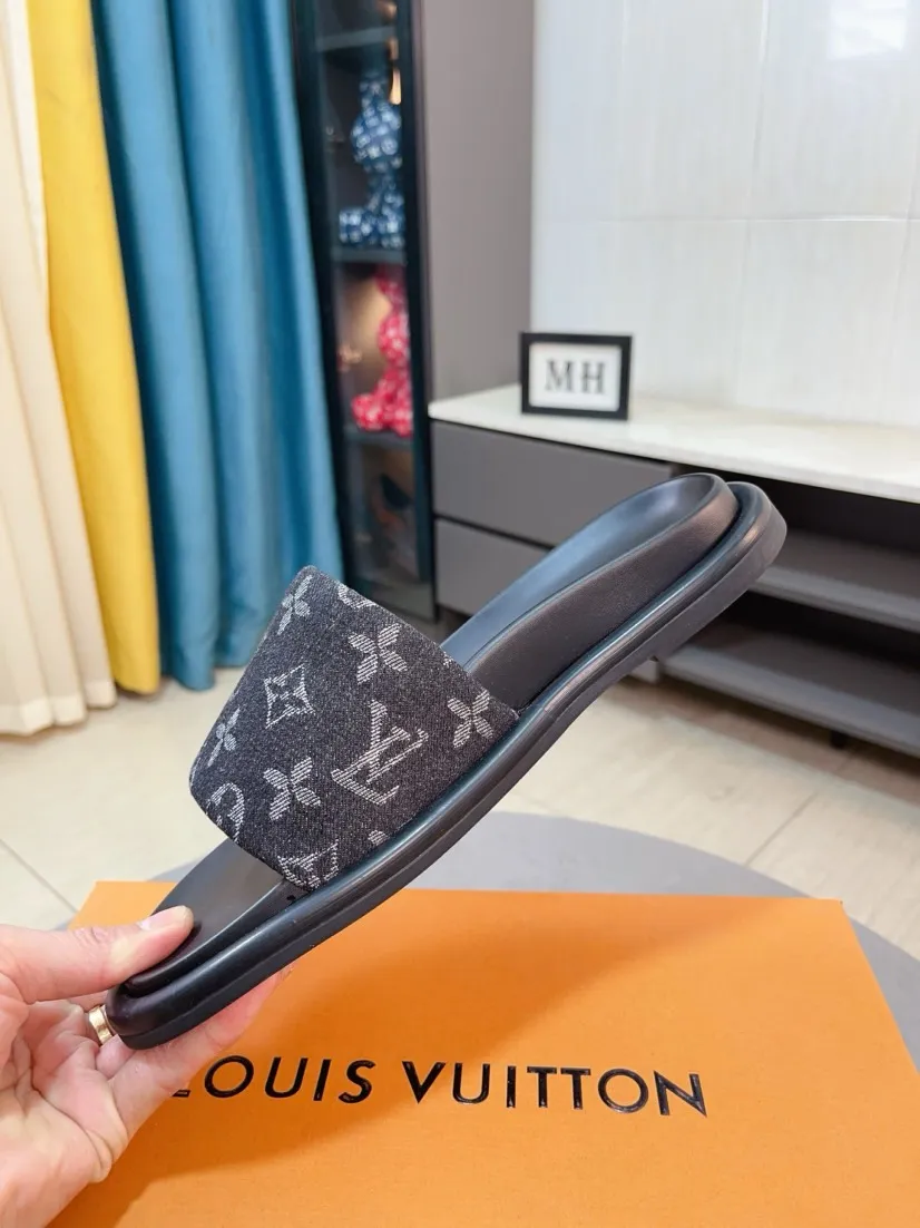 Ex-factory price 360🌹🌹 (lv-Louis Vuitton) New men's slippers, high-end boutique, exquisite embossed logo decoration on the upper, fine workmanship, super soft soles, casual, loose and comfortable, a must-have in summer! \nsize：38-44